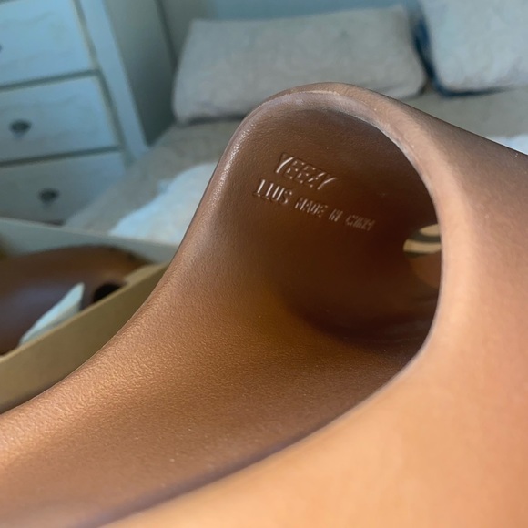 Yeezy Slides - Picture 2 of 4